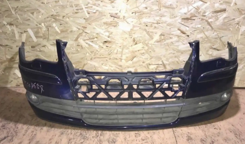 Передний бампер от Volkswagen Touran 2006-2010